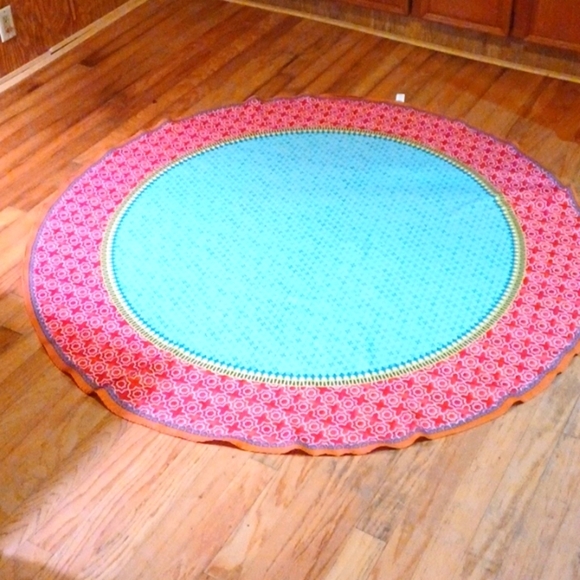 Better Home &Garden 70 Round Red & Green Print Table Cloth Light Weight - Picture 4 of 6